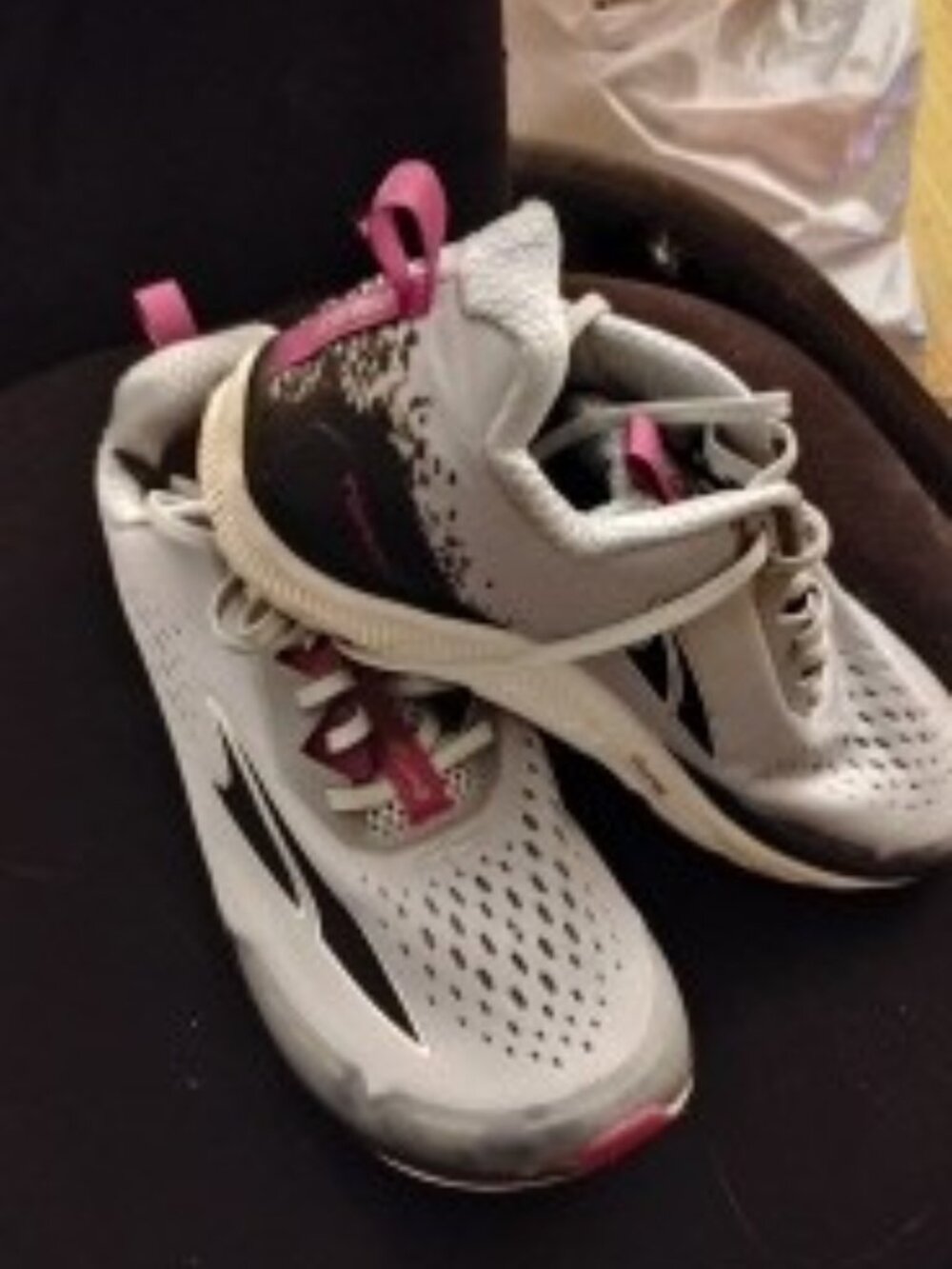 Tennis shoes like new